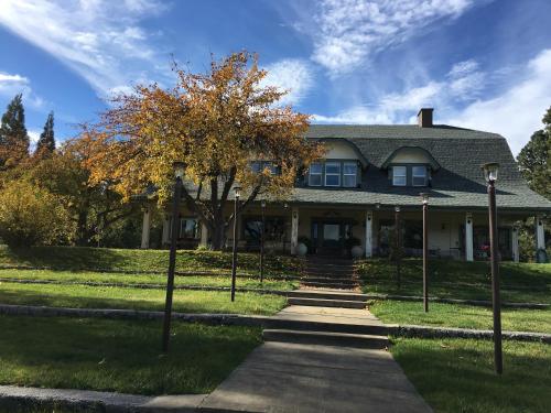 Mount Shasta Ranch Bed and Breakfast – Photos 2