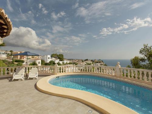 una piscina en un balcón con 2 sillas en Belvilla by OYO Magnolias, en Cumbre del Sol