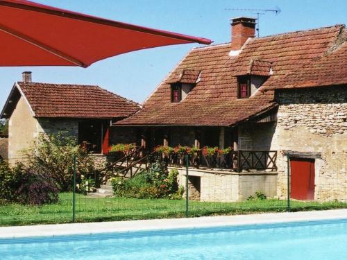 Villefranche-du-PérigordにあるCozy Holiday Home in Besse with Swimming Poolの目の前にスイミングプールがある家