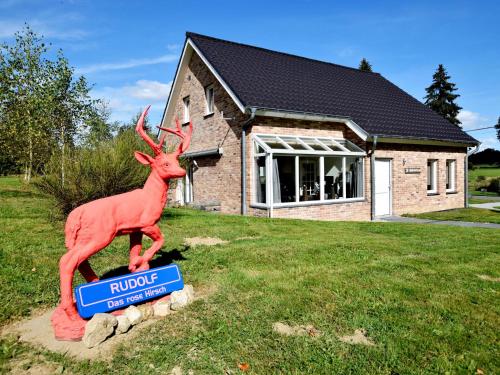 eine Hirschstatue auf einem Schild vor einem Haus in der Unterkunft Wheelchair friendly house with sauna in Leykaul