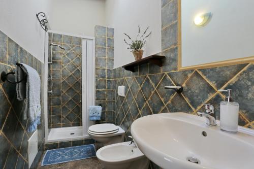 La salle de bains est pourvue d'un lavabo et de toilettes. dans l'établissement B&B Nonno Stacca, à Stintino