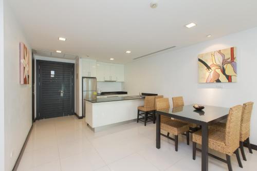 Η κουζίνα ή μικρή κουζίνα στο The Palms, Kamala Beach - SHA Extra Plus