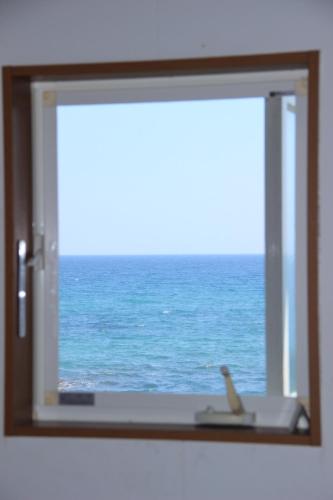 a window with a view of the ocean at PavilionSurf&Lodge in Shishikui