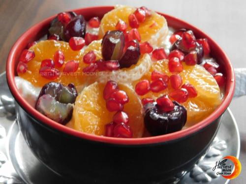 un cesto di frutta con melograni e arance di Harvest Moon Guest House a Pokhara