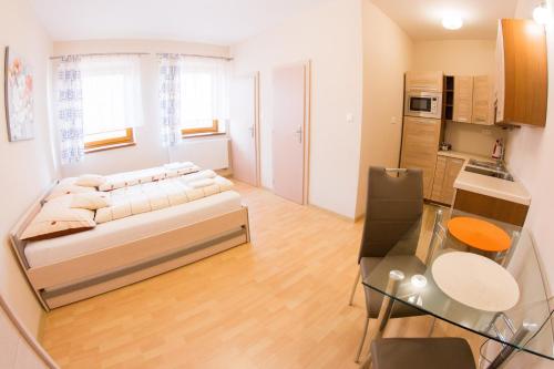 um pequeno apartamento com uma cama e uma cozinha em Guest House Tri Koruny em Spisská Stará Ves