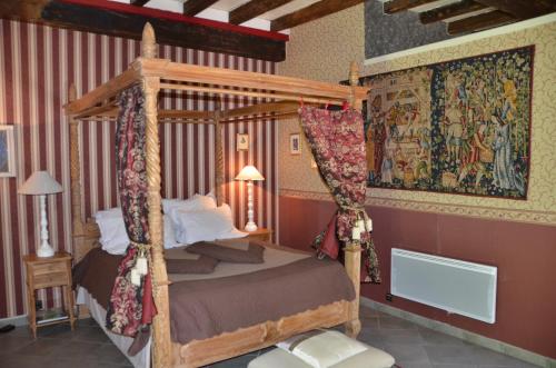 Een bed of bedden in een kamer bij La Tour du Lion