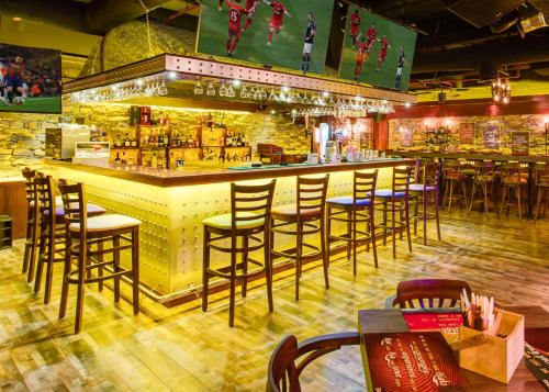 Un restaurante u otro lugar para comer en Mercure Gold Hotel Jumeirah Dubai by Accor