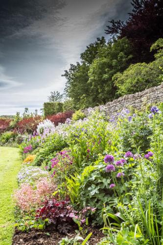 a garden filled with lots of different colored flowers at Aylworth Manor in Naunton