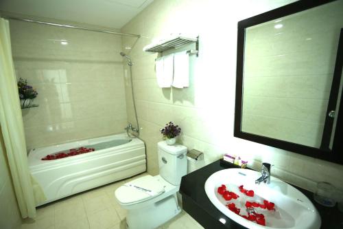 e bagno con servizi igienici, lavandino e vasca. di Huong Son Hotel Da Nang a Da Nang