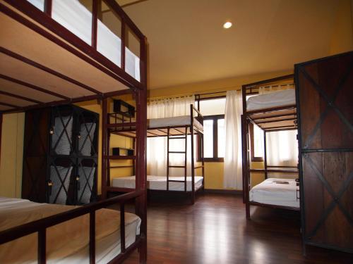 بيت شباب نيراس بانكوك في بانكوك: غرفة بها أربعة أسرة بطابقين في غرفة