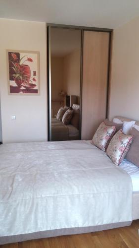 Llit o llits en una habitació de Forest apartment