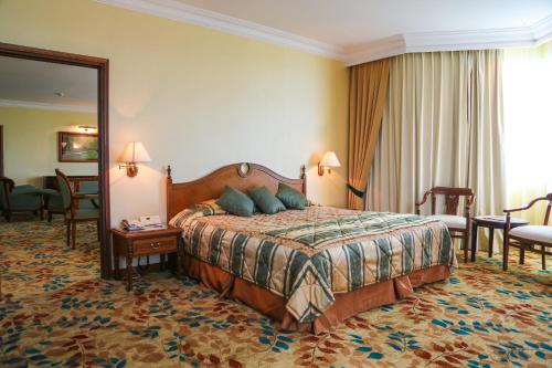 Кровать или кровати в номере Mulia Hotel