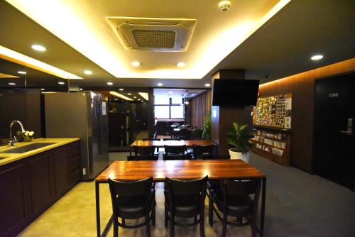 ห้องอาหารหรือที่รับประทานอาหารของ 57 Myeongdong Hostel