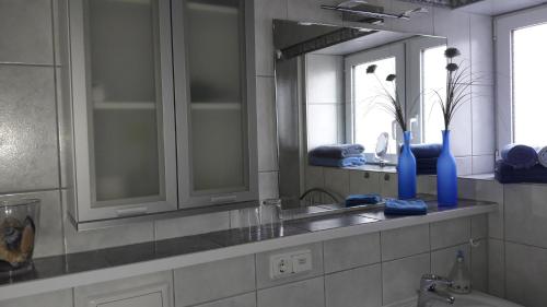 a bathroom with a sink and a mirror at Ferienwohnung Zur Stollenlinde in Goslar