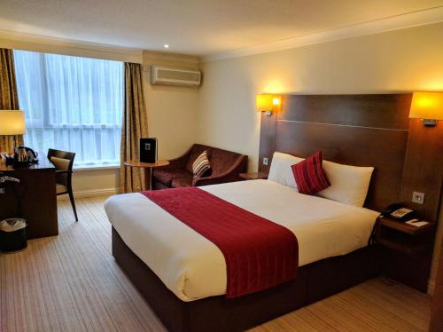 A bed or beds in a room at Gainsborough House Hotel 