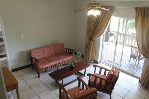 Ein Sitzbereich in der Unterkunft Magoebaskloof Getaway