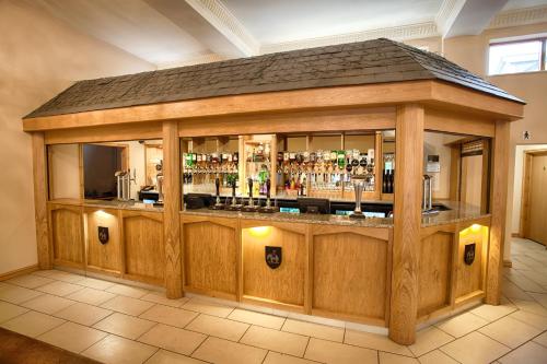 um grande bar de madeira num quarto em The Elephant & Castle Hotel em Newtown