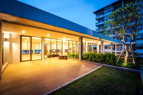 Κήπος έξω από το Burgundy Residence 304