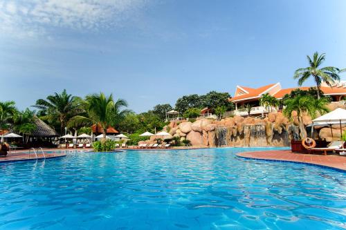 une grande piscine dans un complexe dans l'établissement Phu Hai Beach Resort & Spa, à Mui Ne