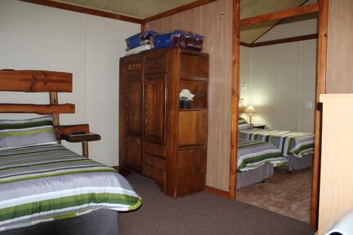 a room with two bunk beds and a mirror at Die Suidwester Gastehuis in Parys