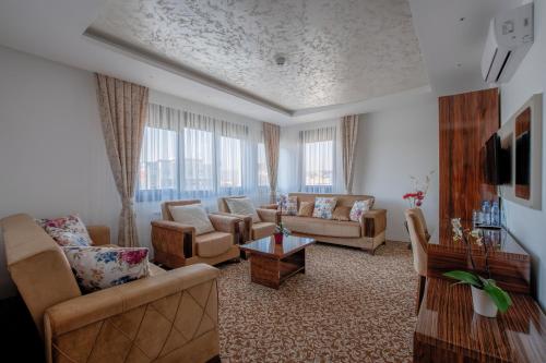 New Hotel tesisinde bir oturma alanı