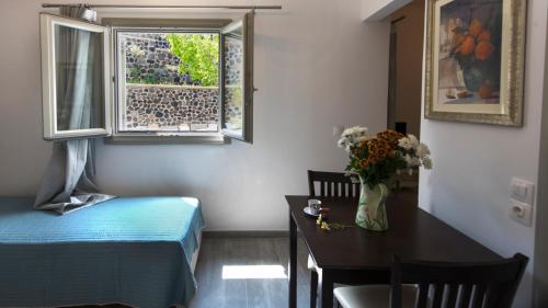 Una cama o camas en una habitación de Rose Suites