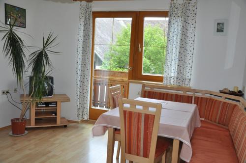 Un comedor con una mesa y una ventana. en Naturpark Bauernhof Sperl, en Mariahof