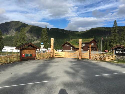 una puerta a una casa con montañas en el fondo en Haglebu Turistheim en Haglebu