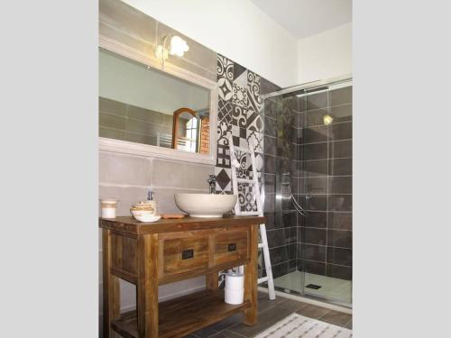 La salle de bains est pourvue d'un lavabo et d'une douche. dans l'établissement Casa Lavanda, à Cisano sul Neva
