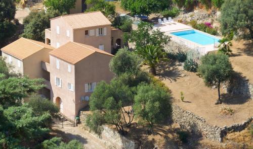 une vue aérienne d'une maison avec piscine dans l'établissement petit paradis pres ile rousse gîte les cortalines Lama, à Lama