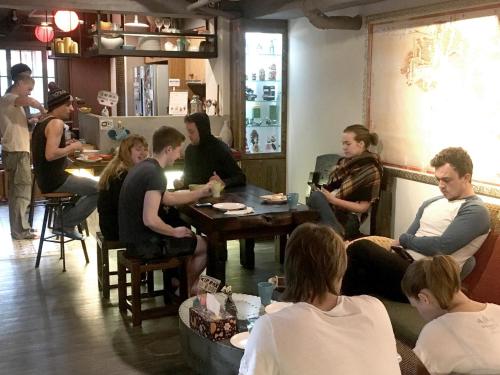 un grupo de personas sentadas alrededor de una mesa en una habitación en Formosa 101, en Taipéi