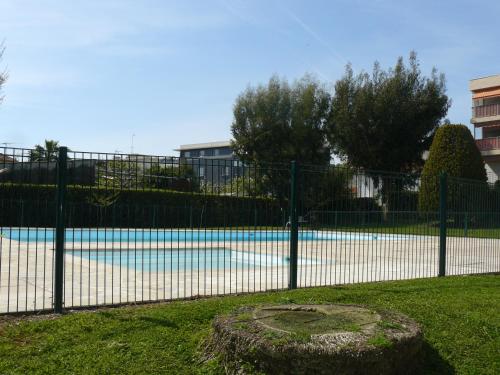 une clôture en face d'une piscine dans l'établissement Parouquine, à Antibes