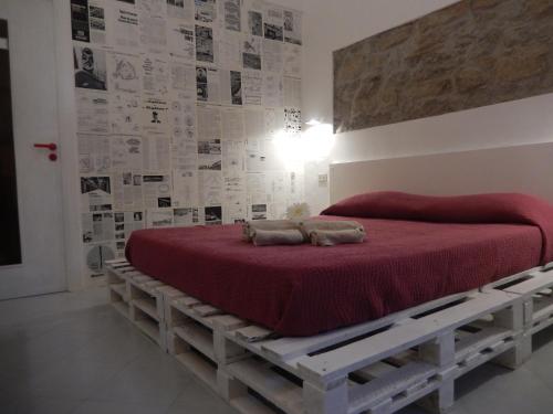 a bedroom with a bed on a wooden pallet at Sant'Alfonso Maria De Liguori Rooms in Nola
