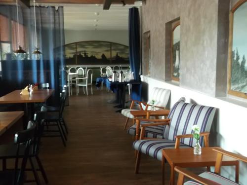 una sala da pranzo con sedie e tavoli in un ristorante di Hotel Liilia a Käina