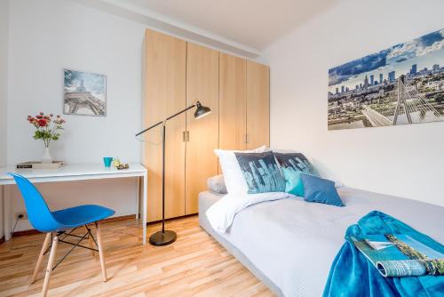 sypialnia z łóżkiem, biurkiem i krzesłem w obiekcie P&O Apartments Waszyngtona w Warszawie