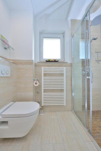 a bathroom with a tub and a toilet and a window at Villa Dalmatina Zadar mit Pool in Zadar