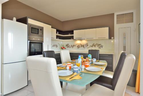 a kitchen and dining room with a table and chairs at Villa Dalmatina Zadar mit Pool in Zadar