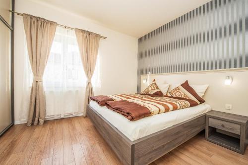 a bedroom with a bed and a window at Villa Dalmatina Zadar mit Pool in Zadar