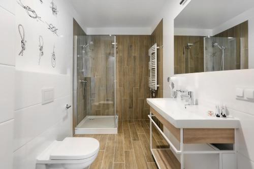 a bathroom with a toilet and a shower and a sink at Hotel Skipper in Rewa