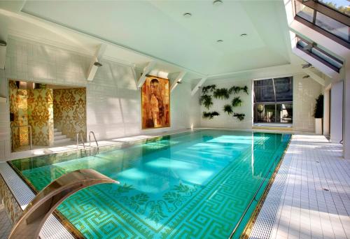 an indoor swimming pool with a turquoise at Mazowsze Medi Spa in Ustroń
