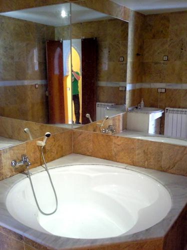 baño con lavabo y espejo grande en Urbanizacion Naturista La Menara, en Vera