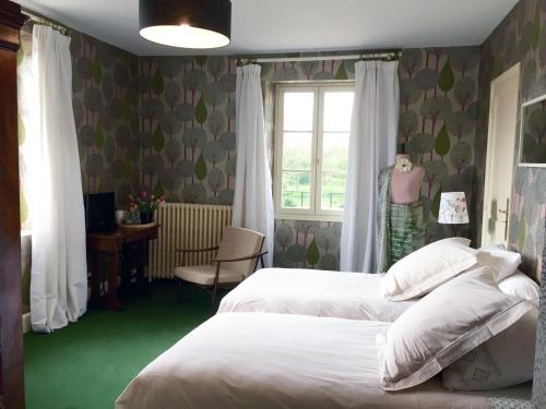 1 dormitorio con 2 camas y ventana en Chambres d'Hôtes Grand Bouy, en Berry-Bouy