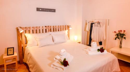 a bedroom with a bed with towels on it at Bonjour Bonheur in Avellino