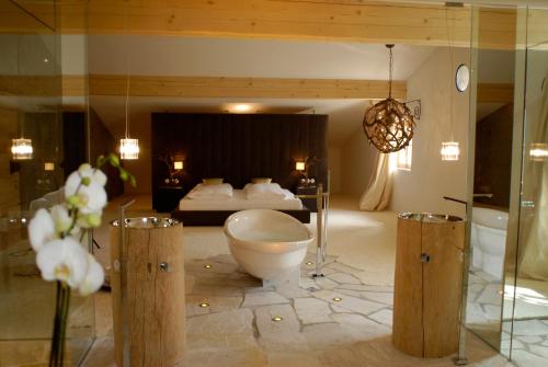 フィエー・アッロ・シーリアルにあるGrottnerhofのバスルーム(ベッド1台付)、トイレが備わります。