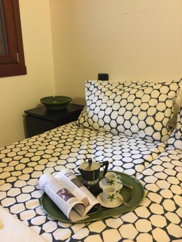 Ceto的住宿－Casa Santella，床上的茶盘
