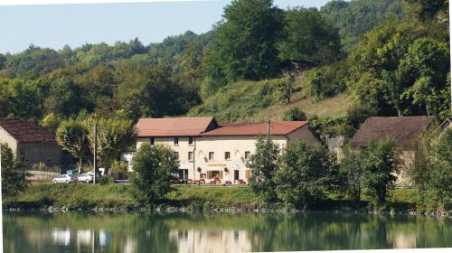 una casa al lado de un lago en La Source, en Porcieu-Amblagnieu