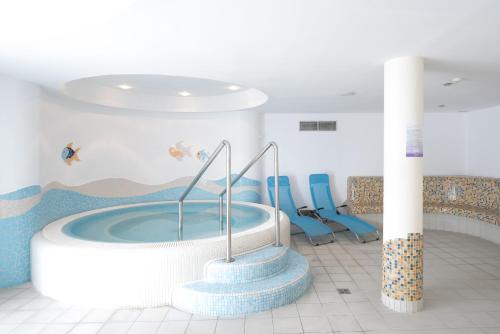 a bathroom with a bath tub in a room at Hotel Kalma, Kalma Villa, Apart Hotel in Hévíz