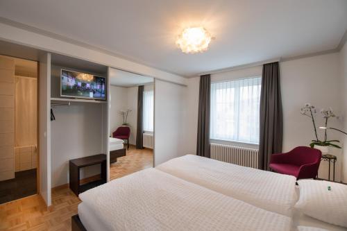 A bed or beds in a room at Gasthaus zum Bahnhof