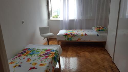Habitación pequeña con 2 camas y ventana en Apartment Sibenik with free parking, en Šibenik