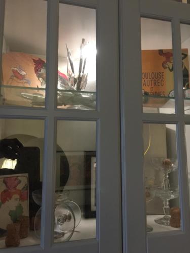 une fenêtre d'une armoire contenant certains éléments dans l'établissement Studio Clémenceau proche centre ville, à Montpellier